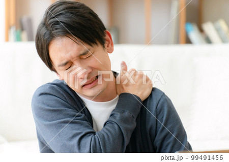 肩を揉む男性 肩を揉む男性 99491456