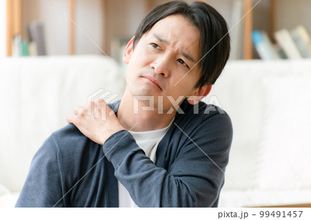 肩を揉む男性 肩を揉む男性 99491457