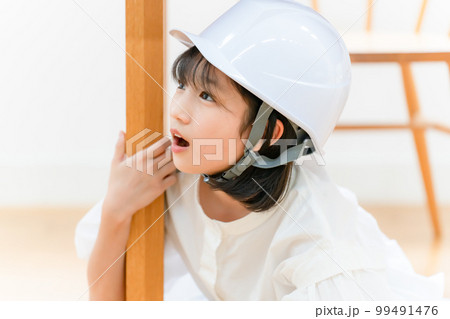 地震 女の子 避難 地震 女の子 避難 99491476