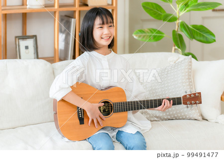 ギターを弾く女の子 ギターを弾く女の子 99491477