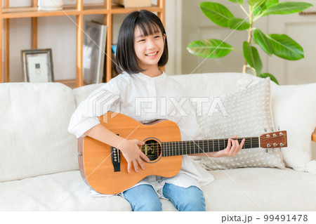 ギターを弾く女の子 99491478