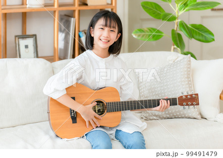ギターを弾く女の子 ギターを弾く女の子 99491479