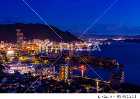 関門海峡にかかる関門橋の美しい夜景 関門海峡にかかる関門橋の美しい夜景 99491551