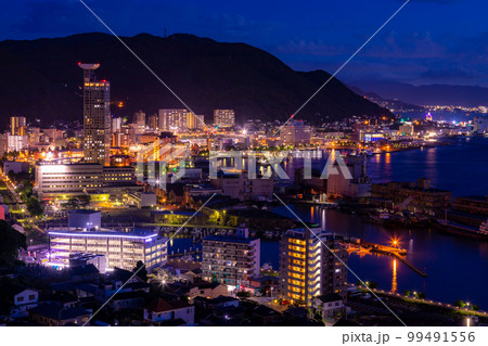関門海峡にかかる関門橋の美しい夜景 関門海峡にかかる関門橋の美しい夜景 99491556