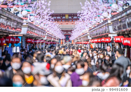 日本の東京都市景観 外国人観光客で賑わう浅草寺。コロナ禍前のような人出。屋外等マスク不要=2月22日 日本の東京都市景観 外国人観光客で賑わう浅草寺。コロナ禍前のような人出。屋外等マスク不要=2月22日 99491609