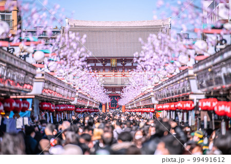 日本の東京都市景観 外国人観光客で賑わう浅草寺。コロナ禍前のような人出。屋外等マスク不要＝2月22日 99491612