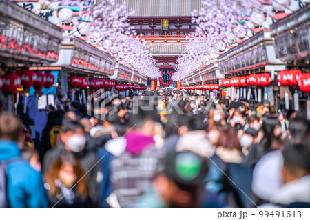 日本の東京都市景観 外国人観光客で賑わう浅草寺。コロナ禍前のような人出。屋外等マスク不要=2月22日 日本の東京都市景観 外国人観光客で賑わう浅草寺。コロナ禍前のような人出。屋外等マスク不要=2月22日 99491613