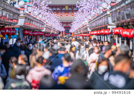 日本の東京都市景観 外国人観光客で賑わう浅草寺。コロナ禍前のような人出。屋外等マスク不要＝2月22日 99491616
