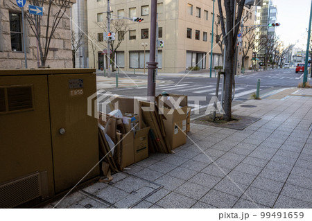 神戸旧居留地の回収を待つ段ボールゴミ 99491659
