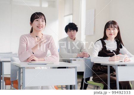 キャンパスで講義を受ける大学生 キャンパスで講義を受ける大学生 99492333