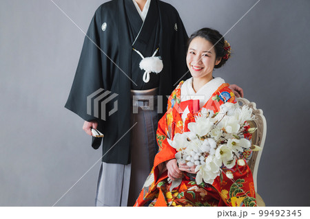 色打掛の新郎新婦　 99492345