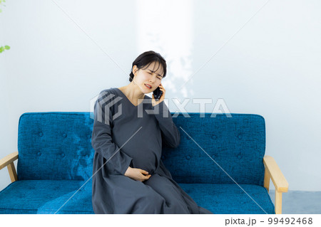 妊婦　リビング　 99492468