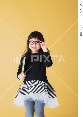 メガネをかけた小学生の女の子　 99492512
