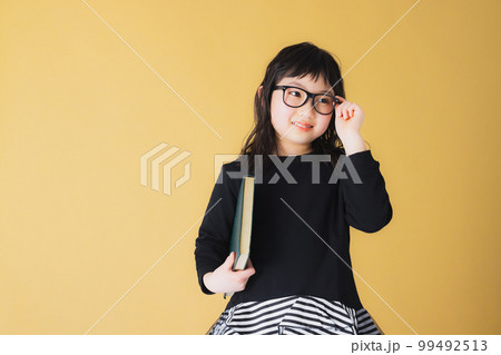 メガネをかけた小学生の女の子 メガネをかけた小学生の女の子 99492513