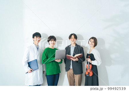 様々な学部の大学生・専門学校生のグループ　文系　理系　芸術系　IT系 99492539