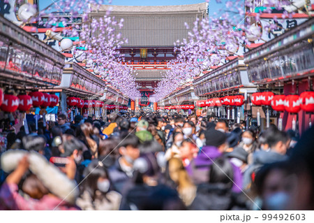 日本の東京都市景観 外国人観光客で賑わう浅草寺。コロナ禍前のような人出。屋外等マスク不要=2月22日 日本の東京都市景観 外国人観光客で賑わう浅草寺。コロナ禍前のような人出。屋外等マスク不要=2月22日 99492603