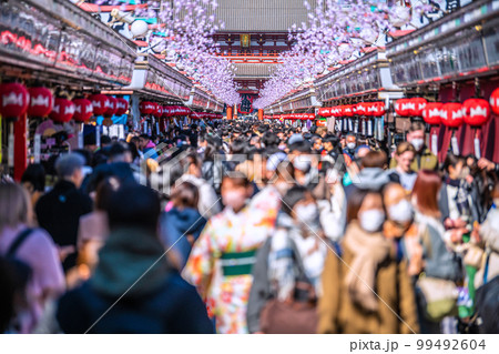日本の東京都市景観 外国人観光客で賑わう浅草寺。コロナ禍前のような人出。屋外等マスク不要=2月22日 日本の東京都市景観 外国人観光客で賑わう浅草寺。コロナ禍前のような人出。屋外等マスク不要=2月22日 99492604