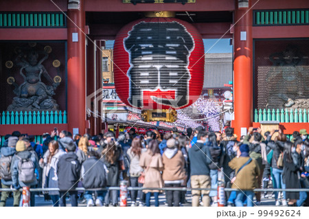 日本の東京都市景観 外国人観光客で賑わう浅草寺。コロナ禍前のような人出。屋外等マスク不要=2月22日 日本の東京都市景観 外国人観光客で賑わう浅草寺。コロナ禍前のような人出。屋外等マスク不要=2月22日 99492624