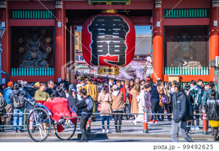 日本の東京都市景観 外国人観光客で賑わう浅草寺。コロナ禍前のような人出。屋外等マスク不要＝2月22日 99492625