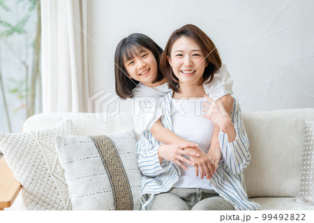 親子 2人 笑顔 親子 2人 笑顔 99492822