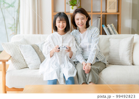 ゲームで遊ぶ女の子　親子 99492823