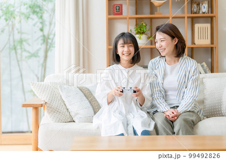 ゲームで遊ぶ女の子　親子 99492826