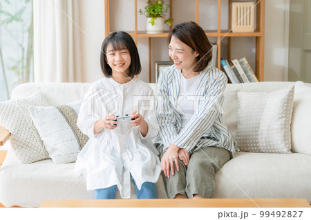 ゲームで遊ぶ女の子　親子 99492827