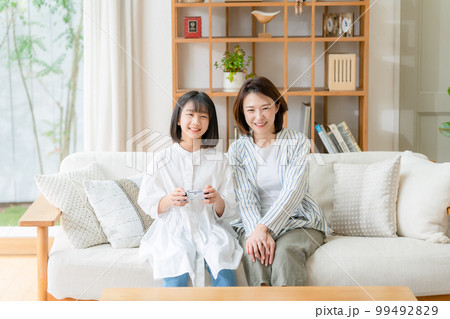 ゲームで遊ぶ女の子　親子 99492829