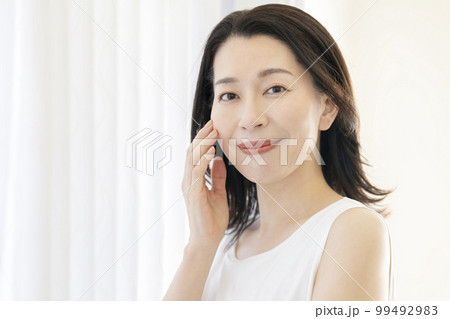 アラフィフの女性　ビューティーイメージ　ポートレート 99492983
