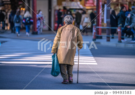 日本の東京都市景観 高齢化社会=東京都内で 日本の東京都市景観 高齢化社会=東京都内で 99493583