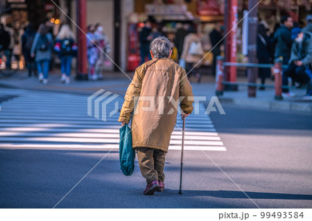 日本の東京都市景観 高齢化社会=東京都内で 日本の東京都市景観 高齢化社会=東京都内で 99493584
