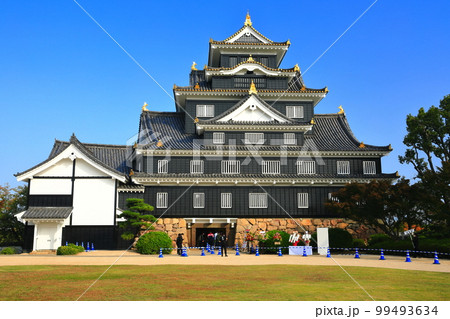 【岡山県】快晴の岡山城（令和の大改修後） 99493634