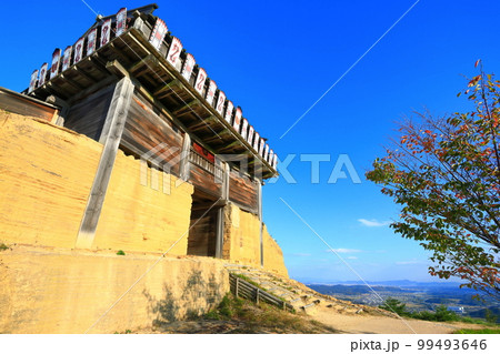 【岡山県】晴天の鬼ノ城西門 99493646