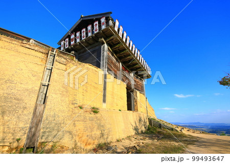 【岡山県】晴天の鬼ノ城西門 【岡山県】晴天の鬼ノ城西門 99493647