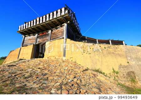 【岡山県】晴天の鬼ノ城西門 99493649