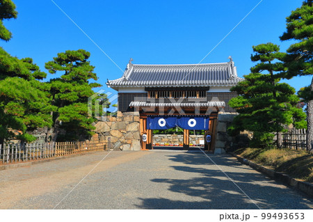 【香川県】晴天下の高松城 桜御門(玉藻公園) 【香川県】晴天下の高松城 桜御門(玉藻公園) 99493653