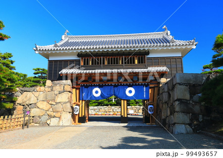 【香川県】晴天下の高松城 桜御門(玉藻公園) 【香川県】晴天下の高松城 桜御門(玉藻公園) 99493657