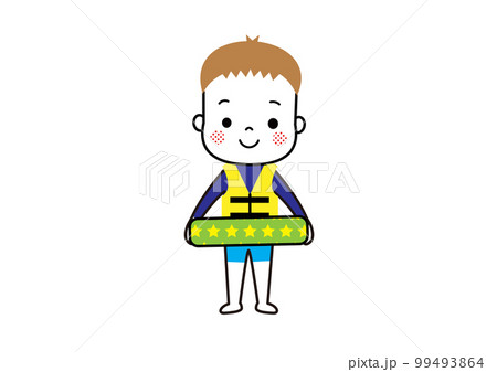 ラッシュガード、ライフジャケット、浮き輪を身に着けた男の子 99493864