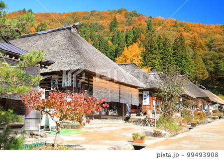 【福島県】秋の大内宿の町並み 99493908