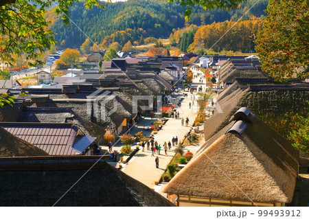 【福島県】秋の大内宿の町並み 99493912