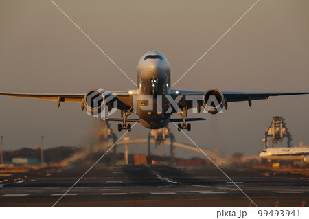 羽田空港を離陸するA350 99493941