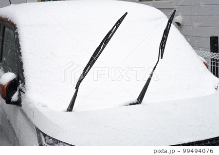 ワイパーを立てた自動車 ワイパーを立てた自動車 99494076