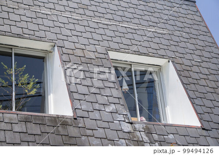 急勾配屋根の天窓 99494126
