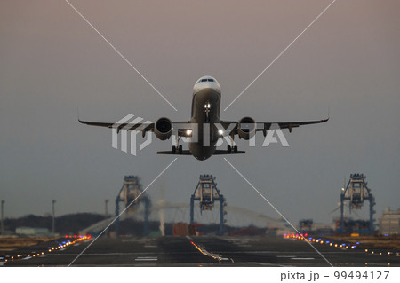 羽田空港を離陸するA321 99494127
