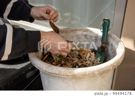 家庭の自作コンポスト 99494178