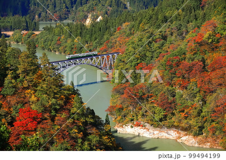 【福島県】只見川第1橋梁を渡る紅葉列車 【福島県】只見川第1橋梁を渡る紅葉列車 99494199