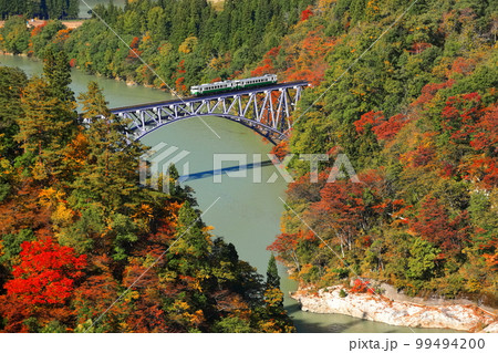 【福島県】只見川第1橋梁を渡る紅葉列車 【福島県】只見川第1橋梁を渡る紅葉列車 99494200