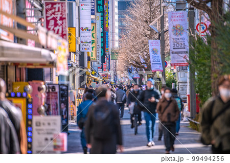 日本の東京都市景観 賑わう秋葉原。コロナ禍前のような人出。屋外等マスク不要＝2月22日 99494256