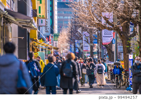 日本の東京都市景観 賑わう秋葉原。コロナ禍前のような人出。屋外等マスク不要＝2月22日 99494257