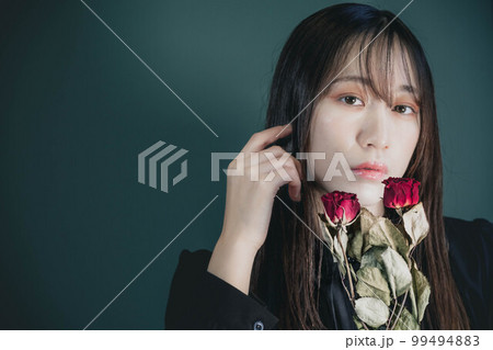 ドライフラワーをとグリーンバックと黒いワンピースの女性 ドライフラワーをとグリーンバックと黒いワンピースの女性 99494883